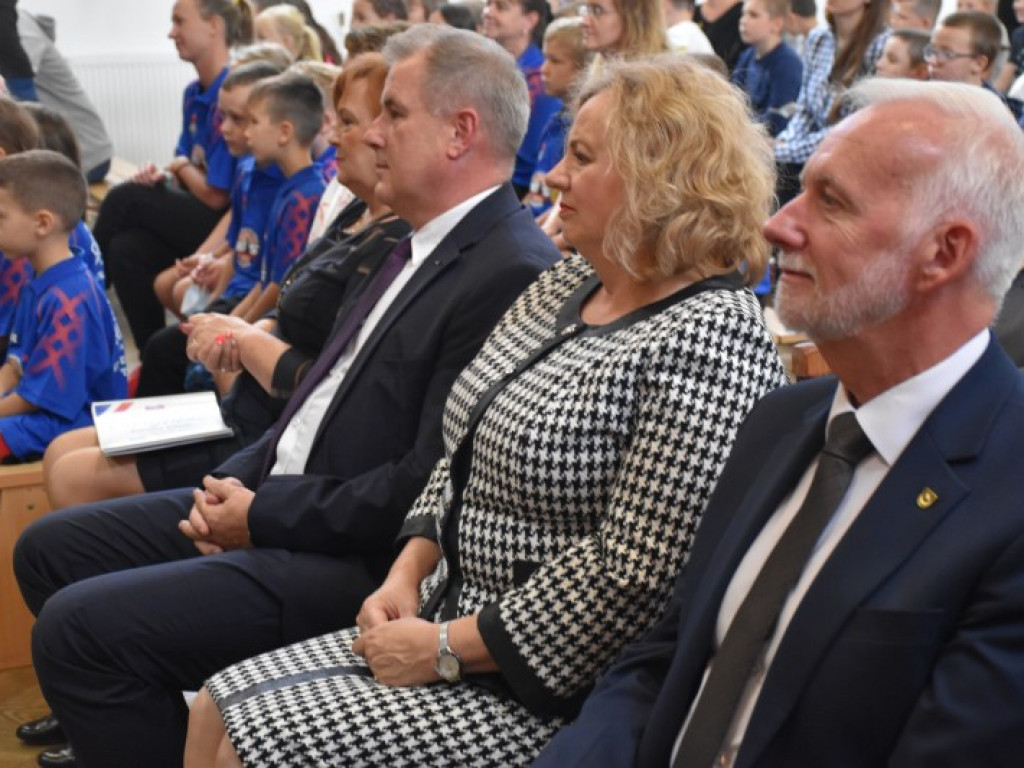 Tarnobrzeg. W Szkole Podstawowej nr 10 będą kształcić przyszłych mistrzów tenisa stołowego [zdjęcia]]