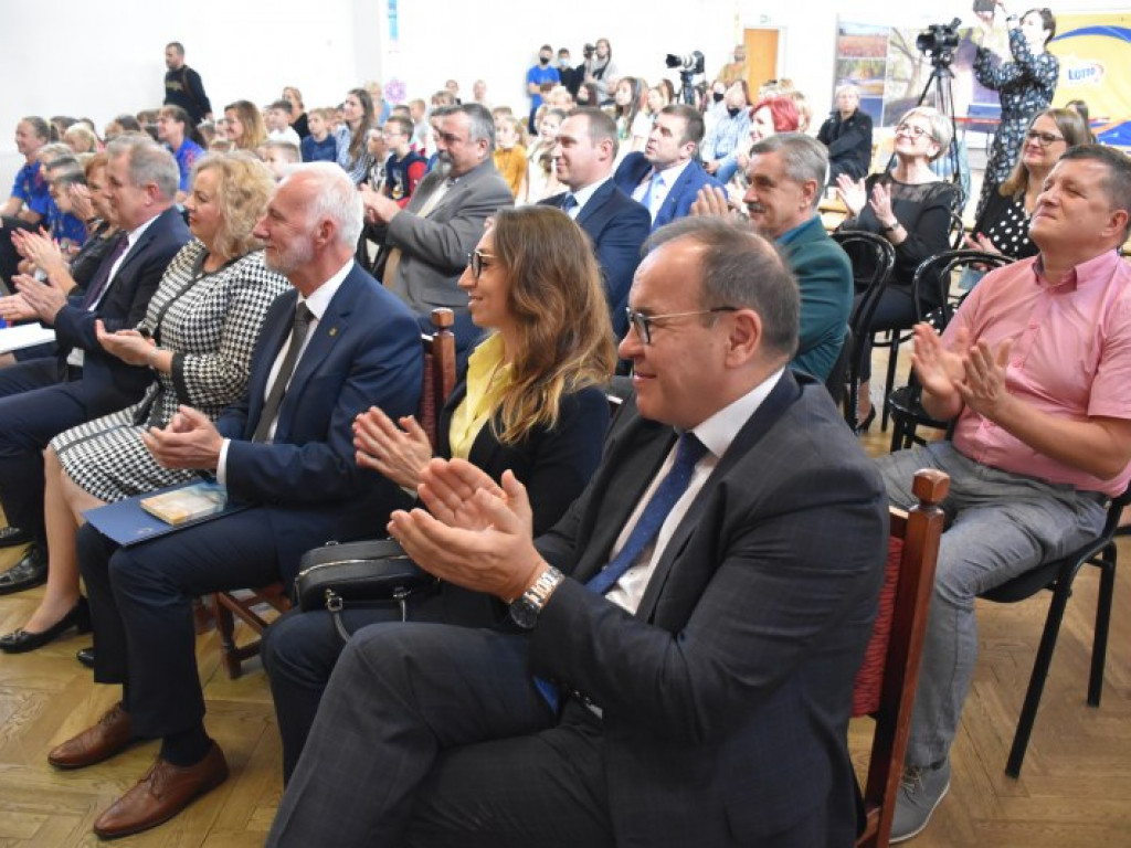 Tarnobrzeg. W Szkole Podstawowej nr 10 będą kształcić przyszłych mistrzów tenisa stołowego [zdjęcia]]