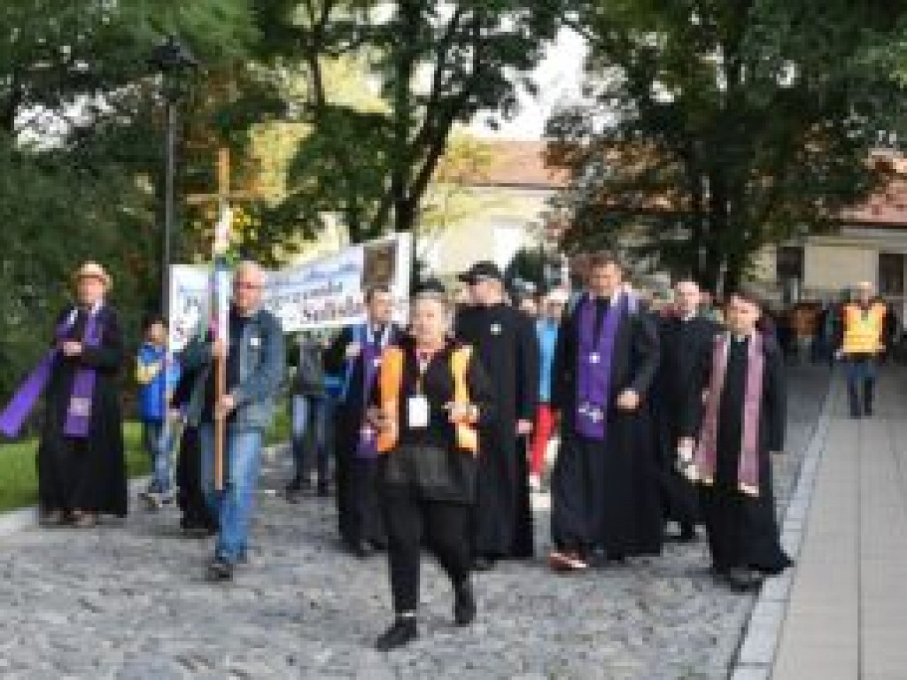 Sandomierzanie w drodze do sulisławskiego sanktuarium [zdjęcia]
