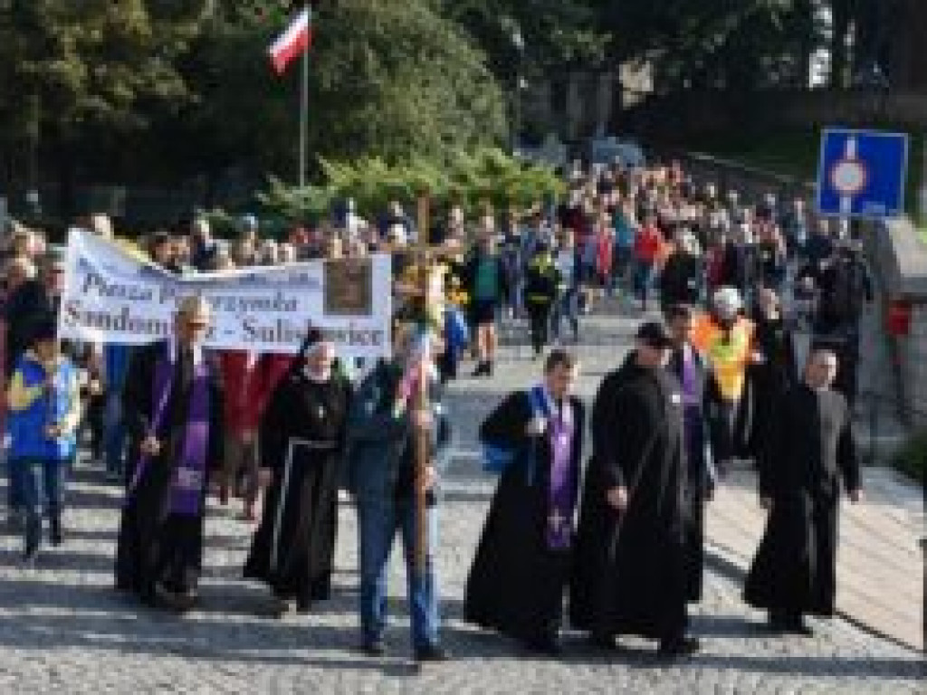 Sandomierzanie w drodze do sulisławskiego sanktuarium [zdjęcia]