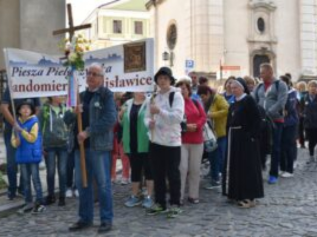 Sandomierzanie w drodze do sulisławskiego sanktuarium [zdjęcia]