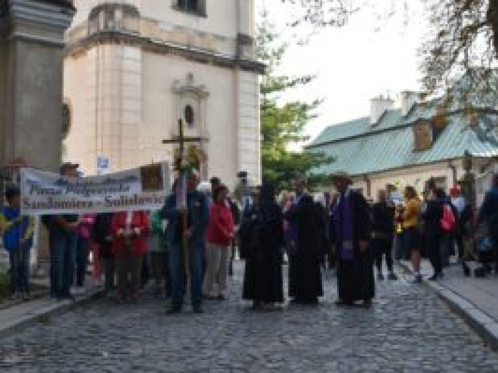Sandomierzanie w drodze do sulisławskiego sanktuarium [zdjęcia]