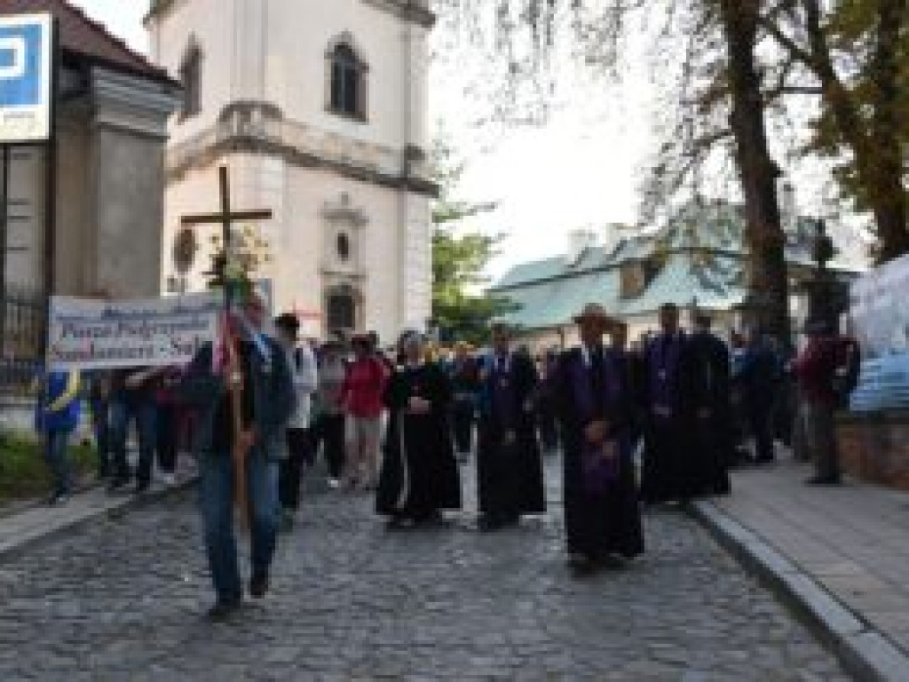 Sandomierzanie w drodze do sulisławskiego sanktuarium [zdjęcia]