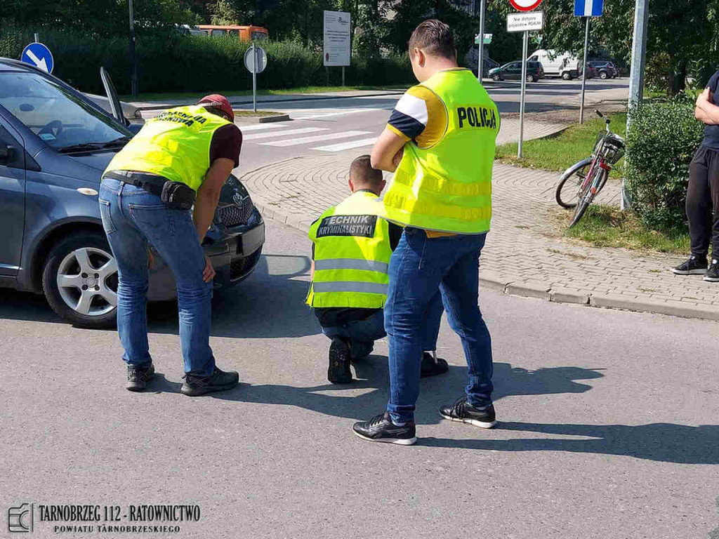 Potrącenie rowerzysty w Nowej Dębie. Starszy mężczyzna trafił do szpitala [zdjęcia]
