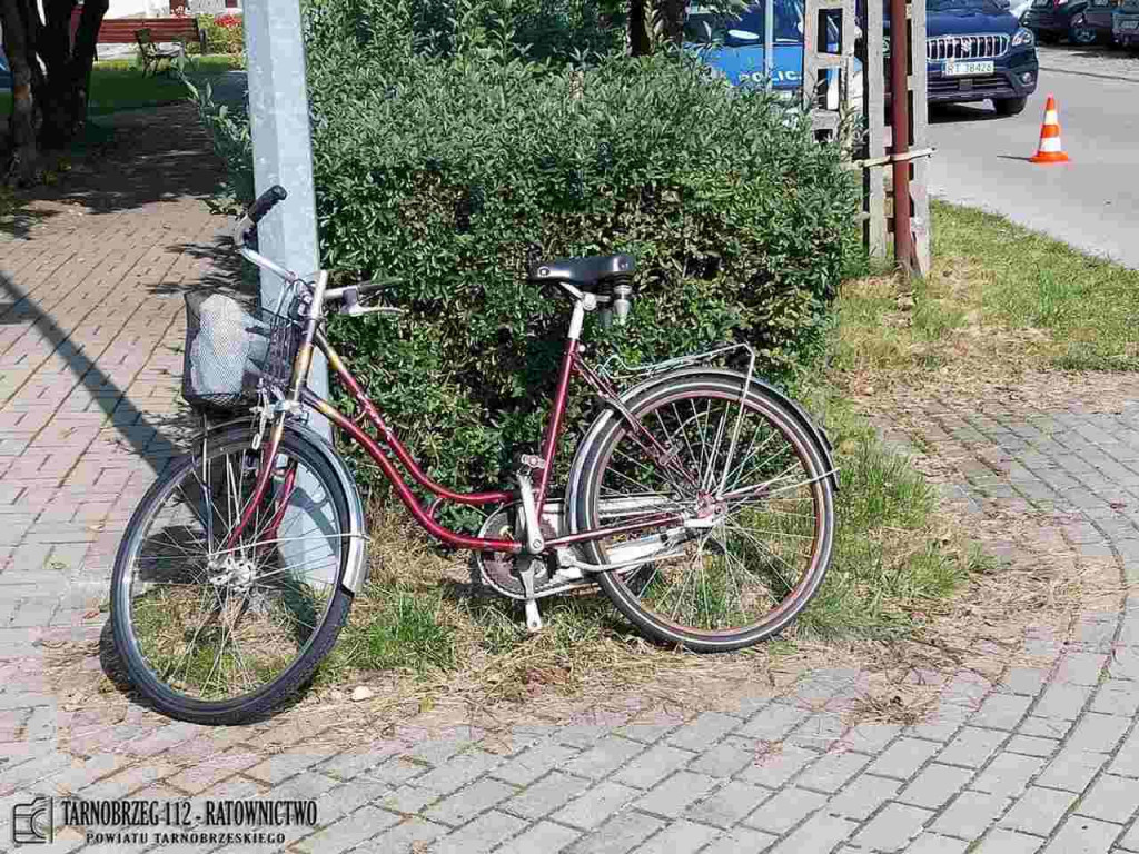 Potrącenie rowerzysty w Nowej Dębie. Starszy mężczyzna trafił do szpitala [zdjęcia]