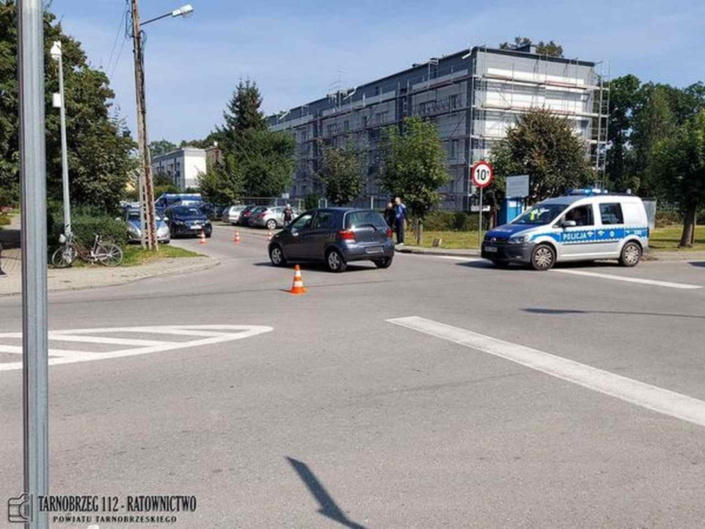 Potrącenie rowerzysty w Nowej Dębie. Starszy mężczyzna trafił do szpitala [zdjęcia]