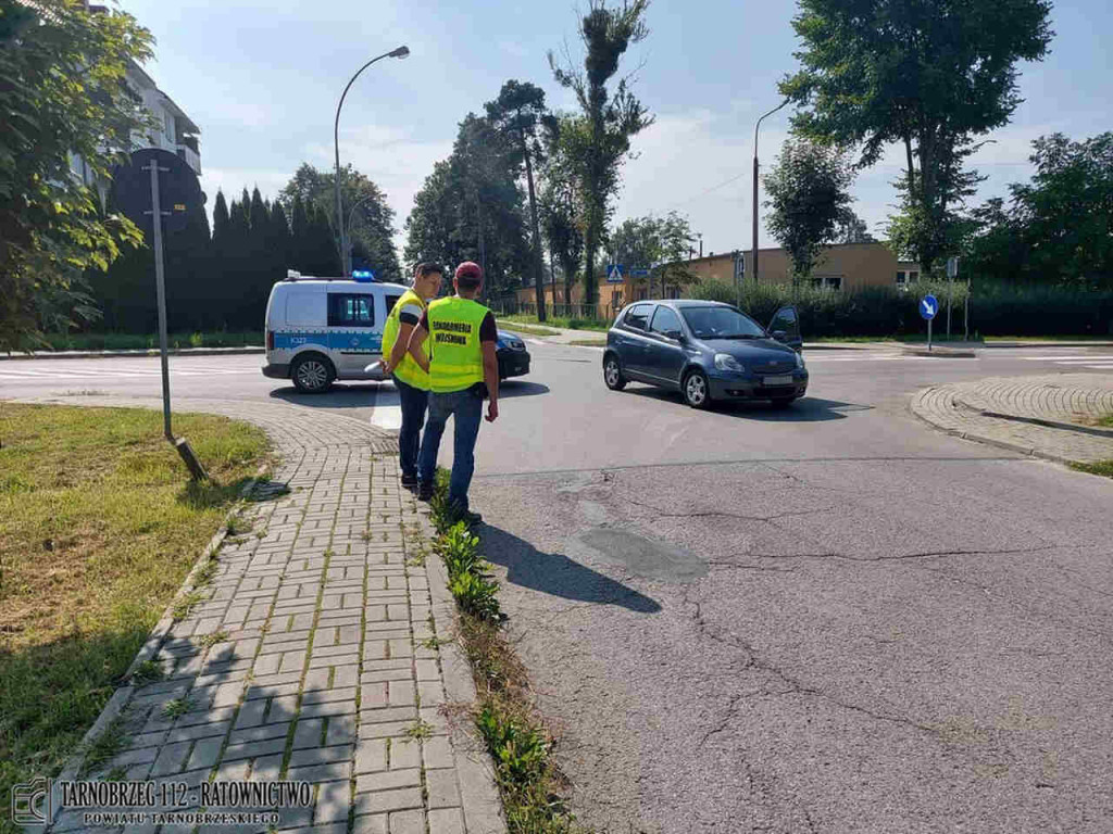 Potrącenie rowerzysty w Nowej Dębie. Starszy mężczyzna trafił do szpitala [zdjęcia]