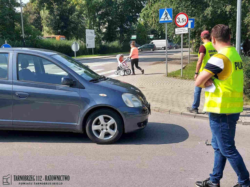 Potrącenie rowerzysty w Nowej Dębie. Starszy mężczyzna trafił do szpitala [zdjęcia]