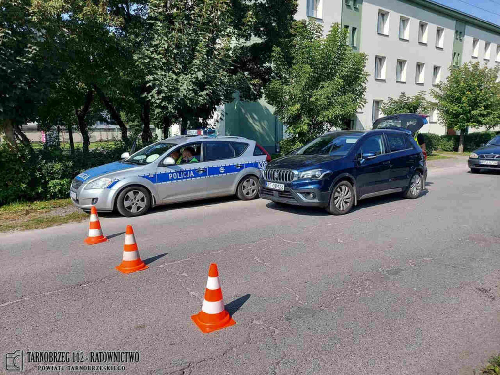 Potrącenie rowerzysty w Nowej Dębie. Starszy mężczyzna trafił do szpitala [zdjęcia]
