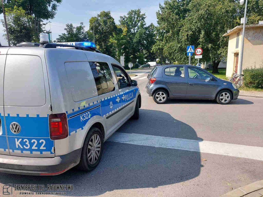Potrącenie rowerzysty w Nowej Dębie. Starszy mężczyzna trafił do szpitala [zdjęcia]
