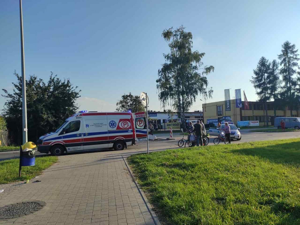 Potrącenie rowerzysty w Tarnobrzegu. Mężczyznę z urazem głowy zabrała karetka [zdjęcia]