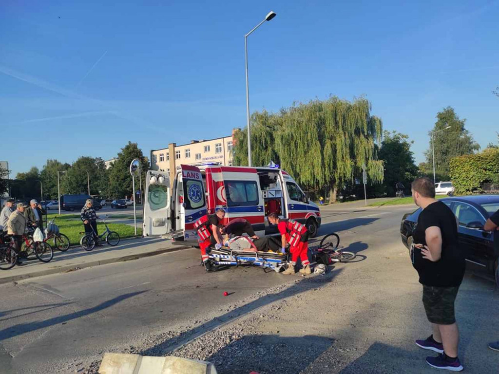 Potrącenie rowerzysty w Tarnobrzegu. Mężczyznę z urazem głowy zabrała karetka [zdjęcia]