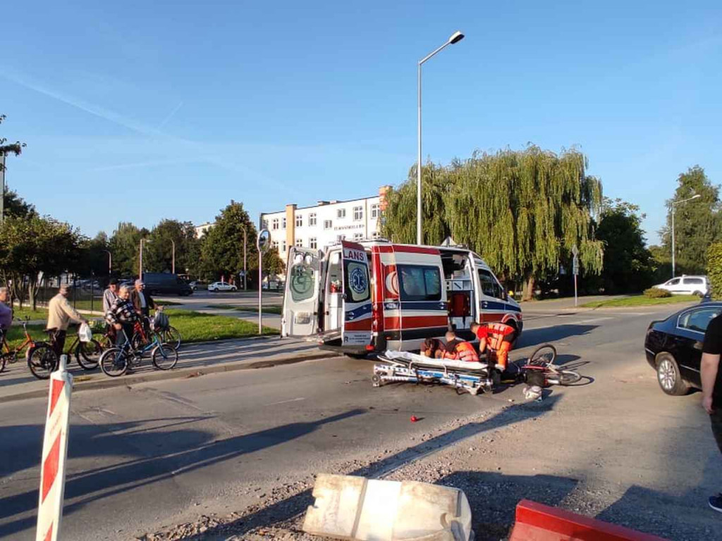 Potrącenie rowerzysty w Tarnobrzegu. Mężczyznę z urazem głowy zabrała karetka [zdjęcia]