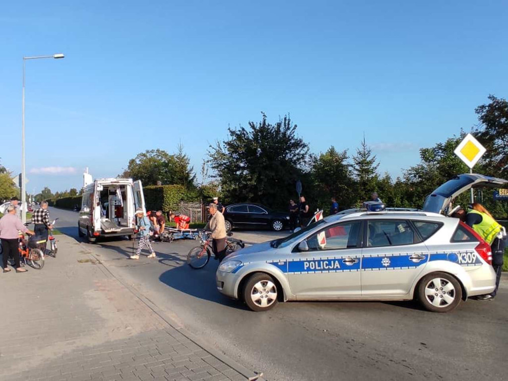 Potrącenie rowerzysty w Tarnobrzegu. Mężczyznę z urazem głowy zabrała karetka [zdjęcia]