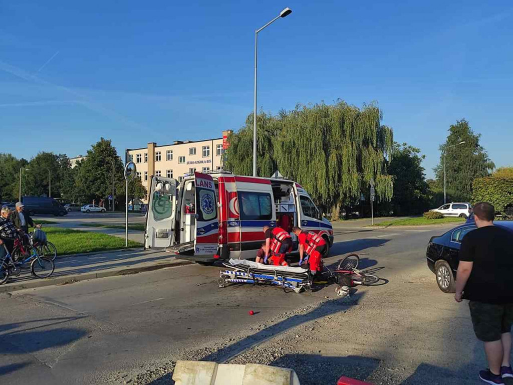 Potrącenie rowerzysty w Tarnobrzegu. Mężczyznę z urazem głowy zabrała karetka [zdjęcia]