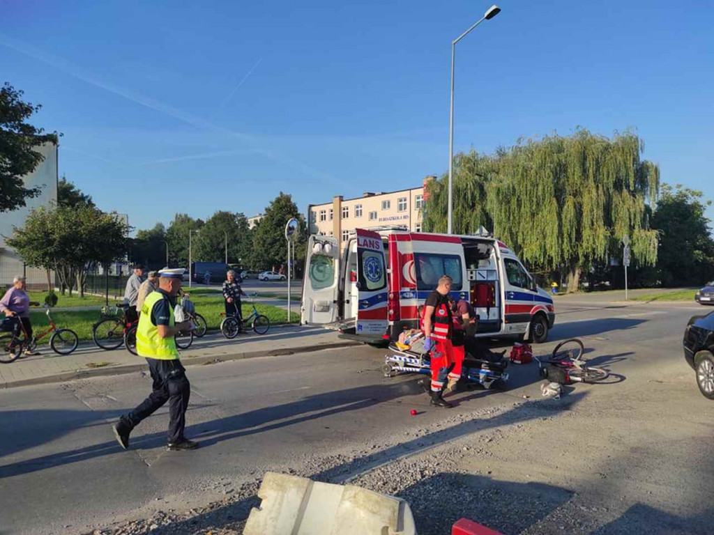 Potrącenie rowerzysty w Tarnobrzegu. Mężczyznę z urazem głowy zabrała karetka [zdjęcia]