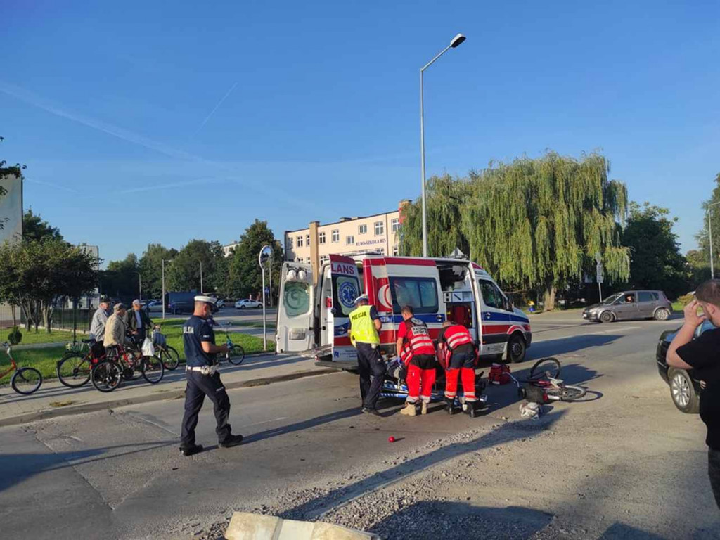 Potrącenie rowerzysty w Tarnobrzegu. Mężczyznę z urazem głowy zabrała karetka [zdjęcia]