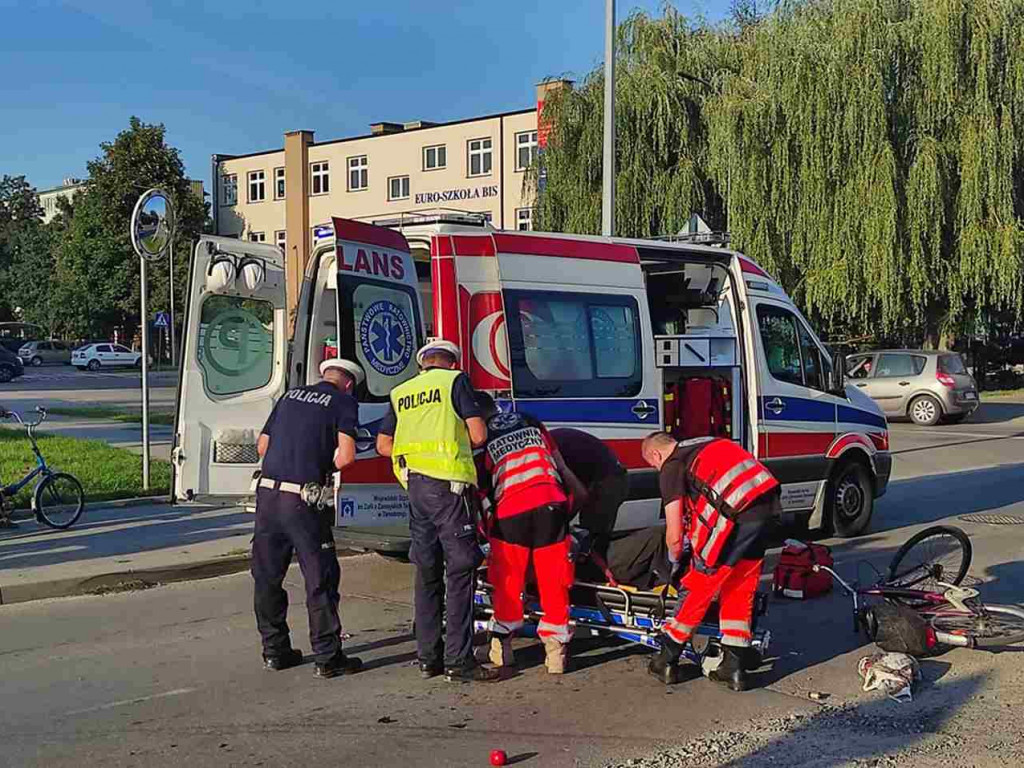 Potrącenie rowerzysty w Tarnobrzegu. Mężczyznę z urazem głowy zabrała karetka [zdjęcia]