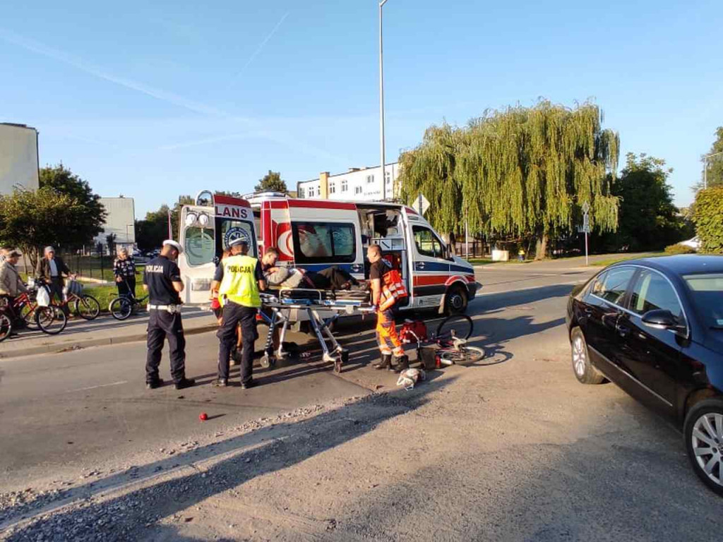 Potrącenie rowerzysty w Tarnobrzegu. Mężczyznę z urazem głowy zabrała karetka [zdjęcia]
