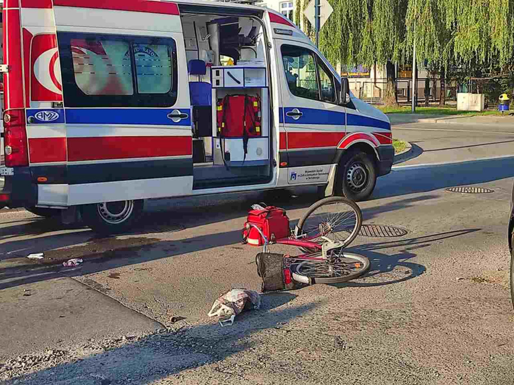 Potrącenie rowerzysty w Tarnobrzegu. Mężczyznę z urazem głowy zabrała karetka [zdjęcia]