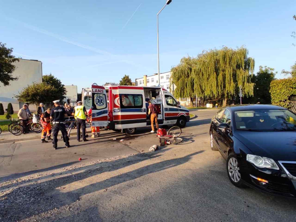 Potrącenie rowerzysty w Tarnobrzegu. Mężczyznę z urazem głowy zabrała karetka [zdjęcia]