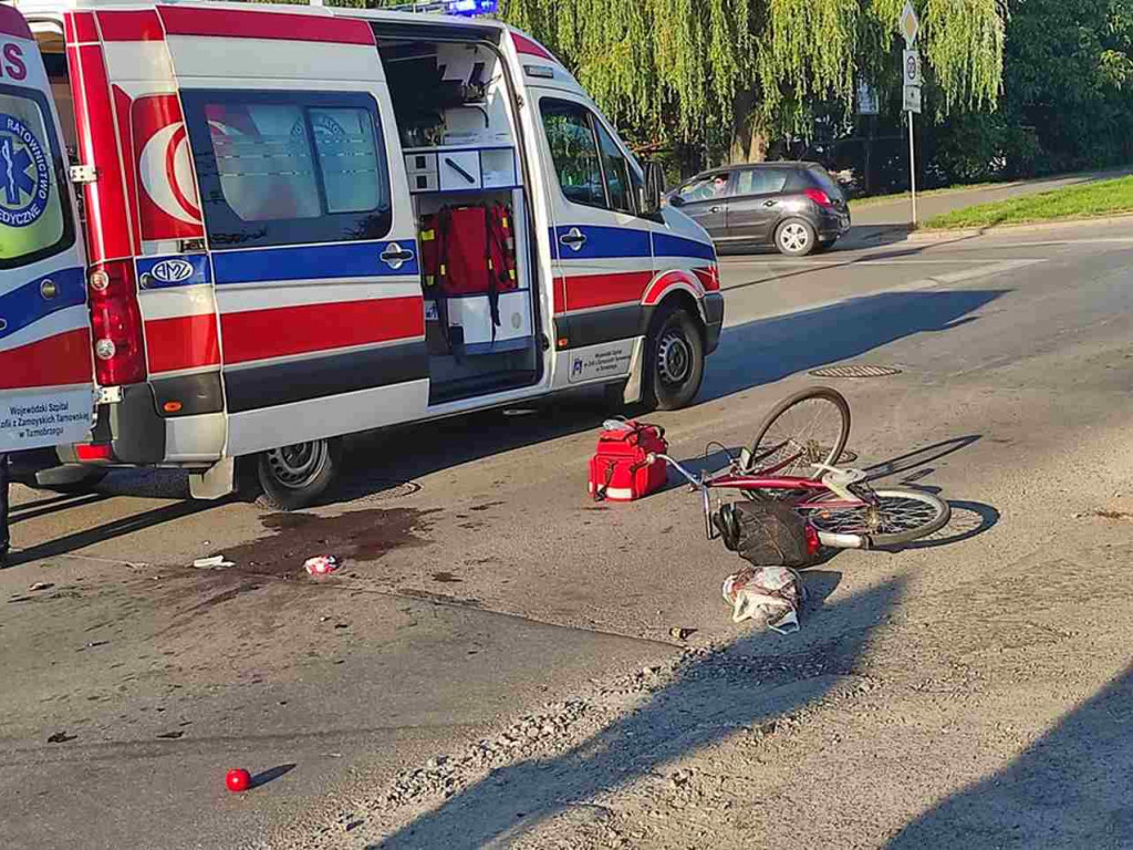 Potrącenie rowerzysty w Tarnobrzegu. Mężczyznę z urazem głowy zabrała karetka [zdjęcia]