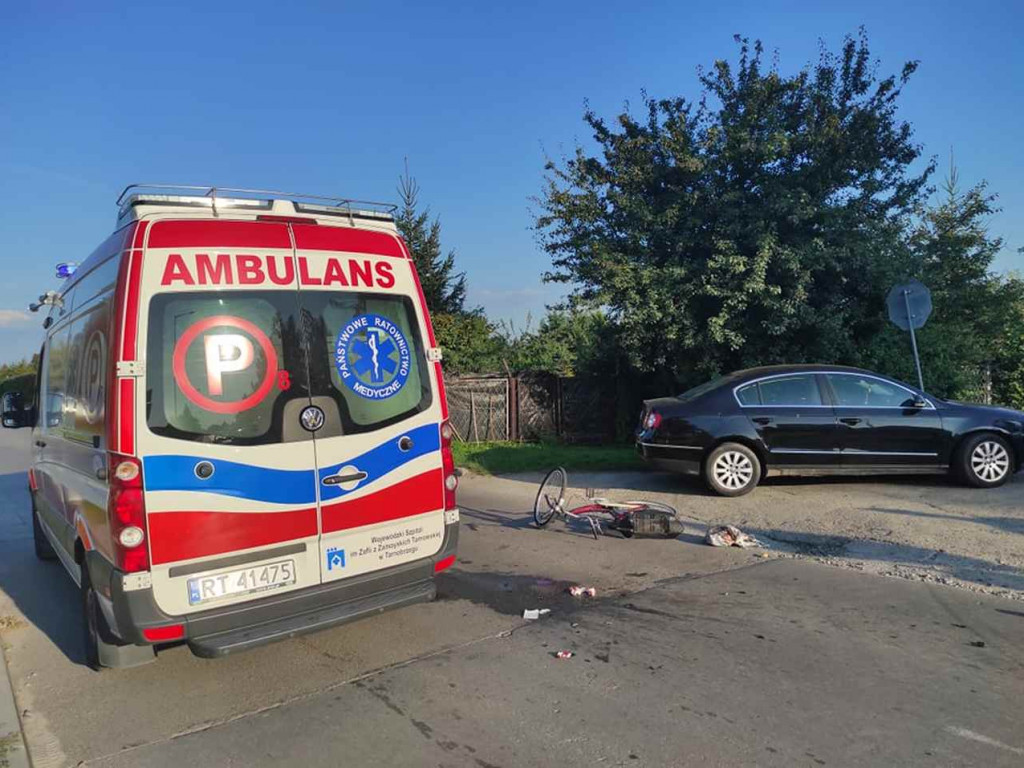 Potrącenie rowerzysty w Tarnobrzegu. Mężczyznę z urazem głowy zabrała karetka [zdjęcia]