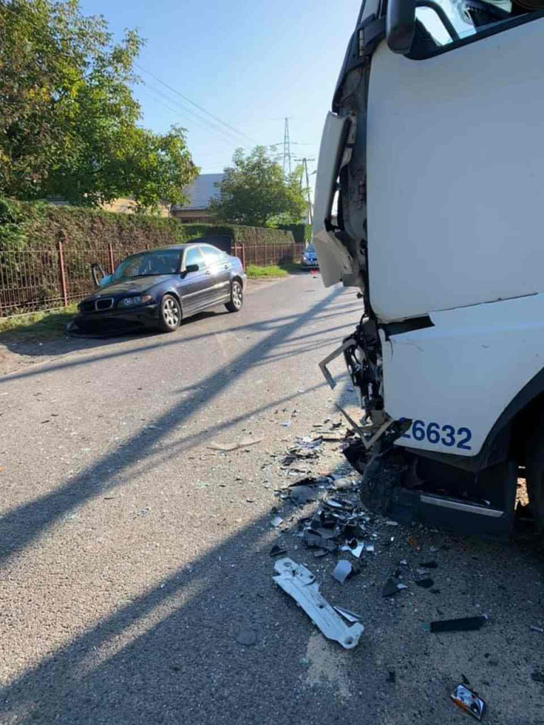W gm. Pysznica BMW wjechało w zaparkowany pojazd ciężarowy. 2 osoby ranne [zdjęcia]