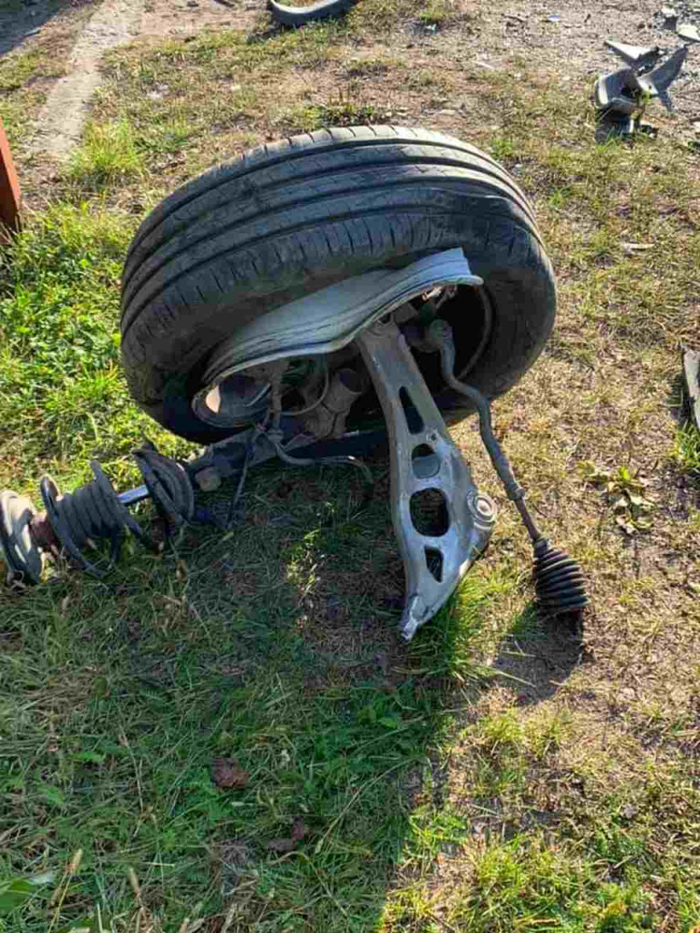 W gm. Pysznica BMW wjechało w zaparkowany pojazd ciężarowy. 2 osoby ranne [zdjęcia]