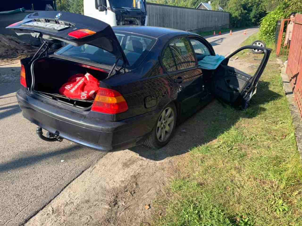 W gm. Pysznica BMW wjechało w zaparkowany pojazd ciężarowy. 2 osoby ranne [zdjęcia]