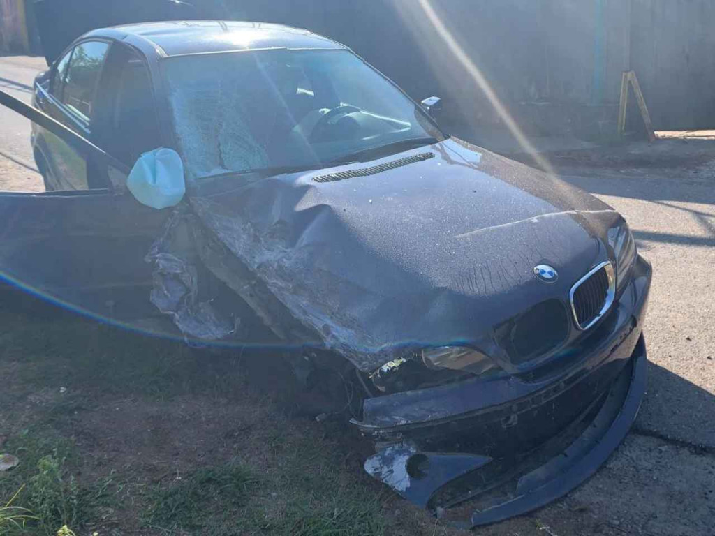 W gm. Pysznica BMW wjechało w zaparkowany pojazd ciężarowy. 2 osoby ranne [zdjęcia]