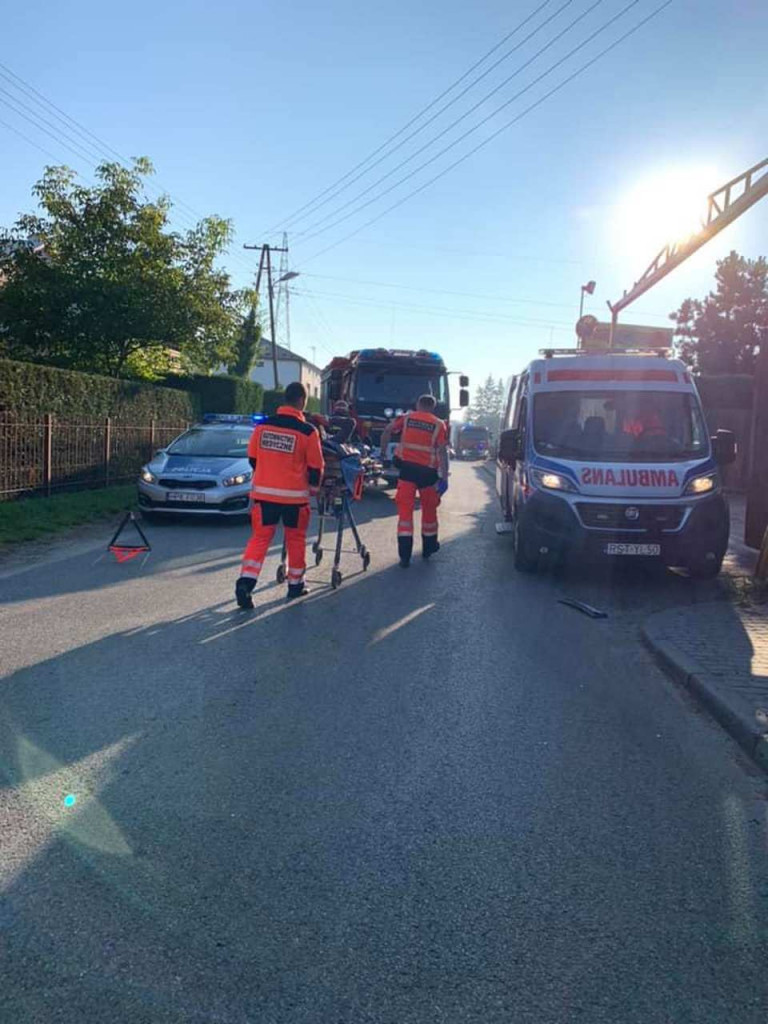 W gm. Pysznica BMW wjechało w zaparkowany pojazd ciężarowy. 2 osoby ranne [zdjęcia]