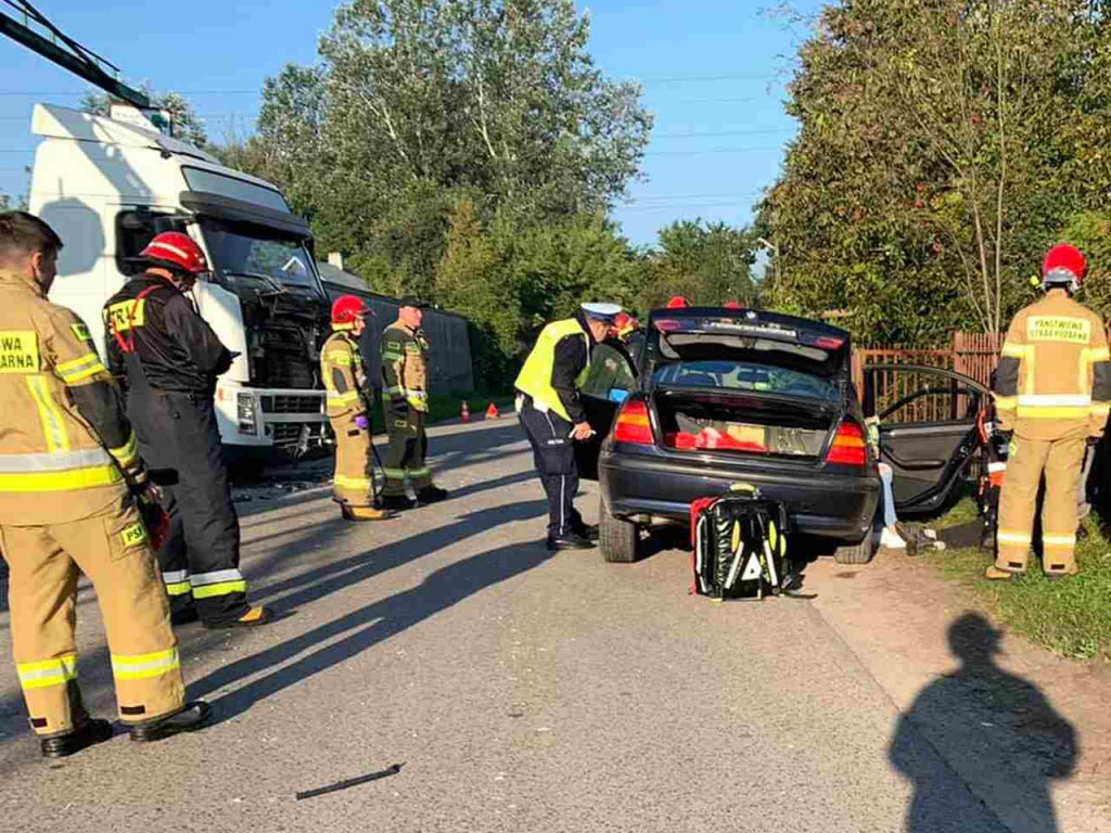 W gm. Pysznica BMW wjechało w zaparkowany pojazd ciężarowy. 2 osoby ranne [zdjęcia]