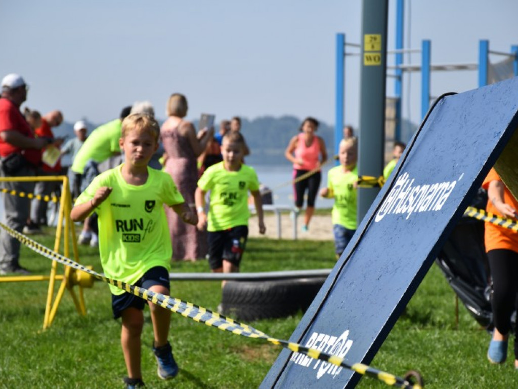 Run fit Kids w Tarnobrzegu. Mali zawodnicy w szaleńczym biegu z przeszkodami [zdjęcia]