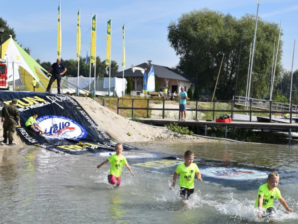 Run fit Kids w Tarnobrzegu. Mali zawodnicy w szaleńczym biegu z przeszkodami [zdjęcia]