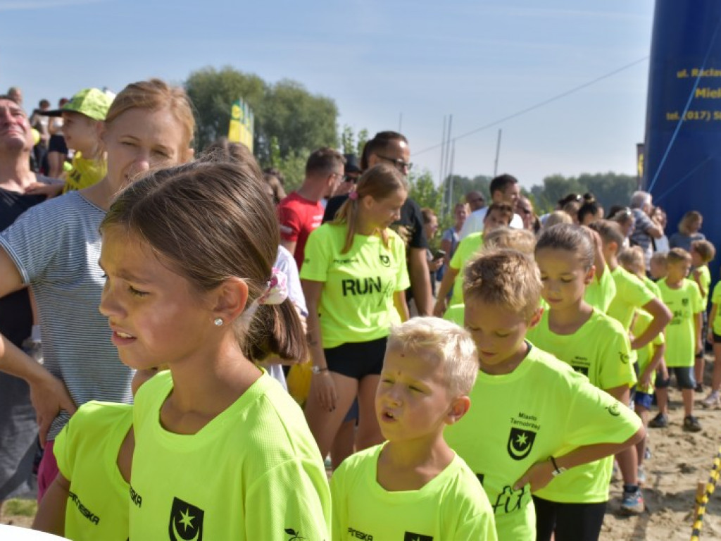 Run fit Kids w Tarnobrzegu. Mali zawodnicy w szaleńczym biegu z przeszkodami [zdjęcia]