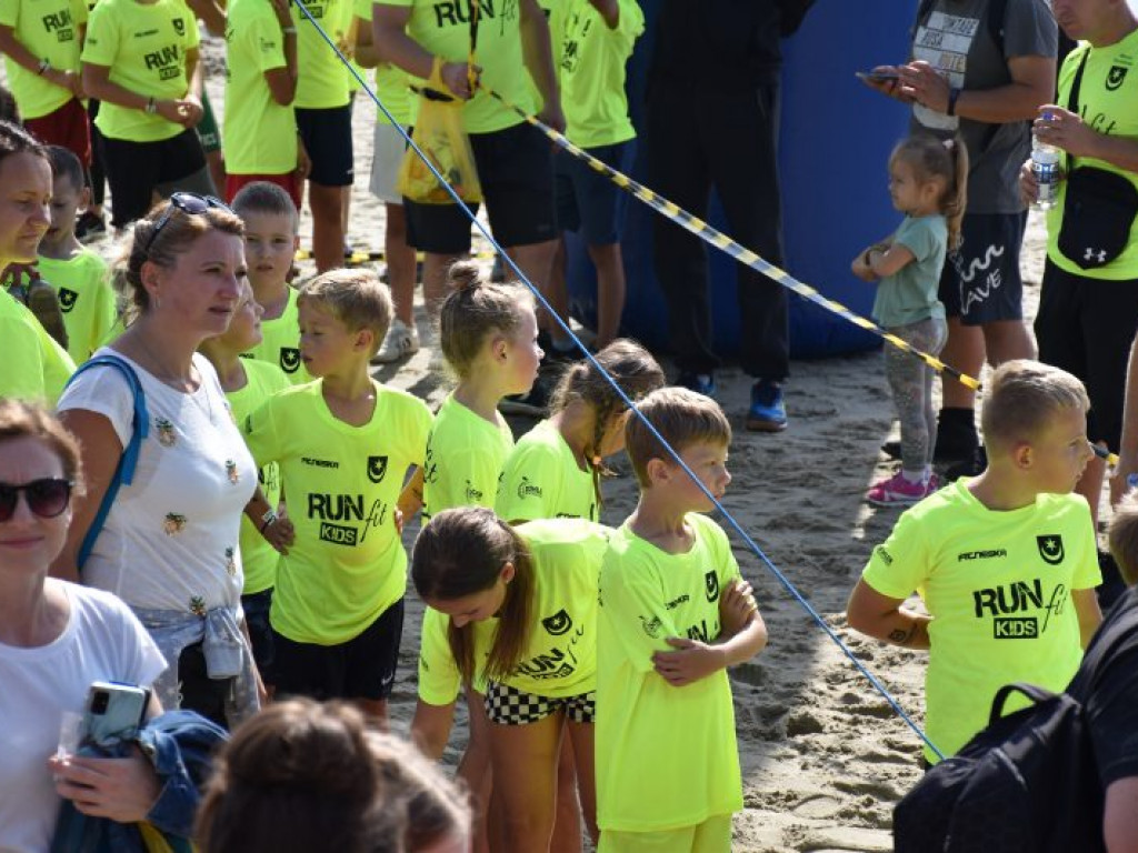 Run fit Kids w Tarnobrzegu. Mali zawodnicy w szaleńczym biegu z przeszkodami [zdjęcia]