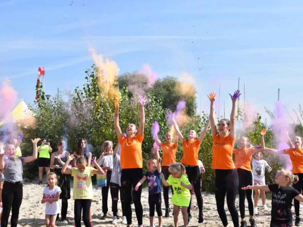Run fit Kids w Tarnobrzegu. Mali zawodnicy w szaleńczym biegu z przeszkodami [zdjęcia]