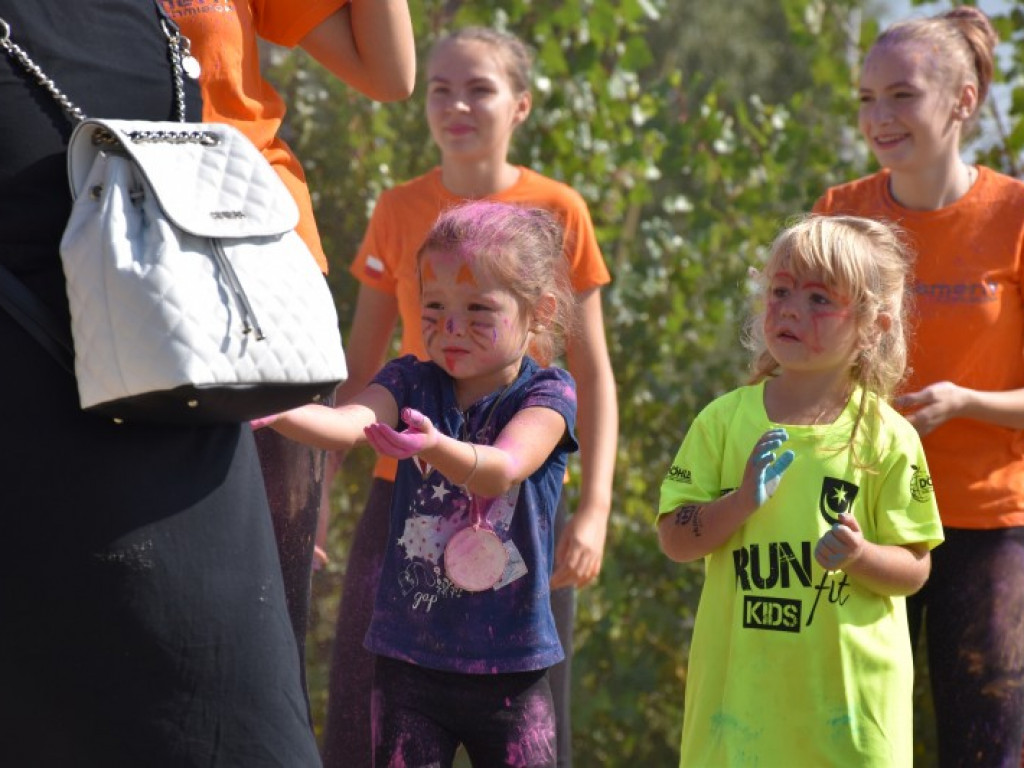 Run fit Kids w Tarnobrzegu. Mali zawodnicy w szaleńczym biegu z przeszkodami [zdjęcia]