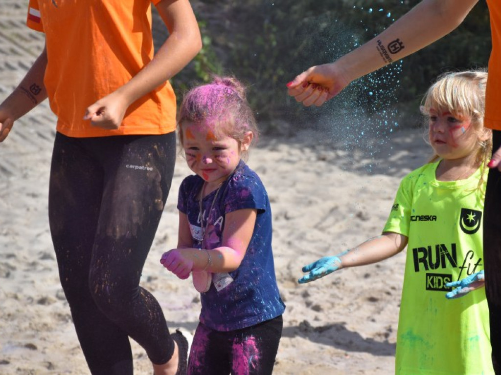 Run fit Kids w Tarnobrzegu. Mali zawodnicy w szaleńczym biegu z przeszkodami [zdjęcia]