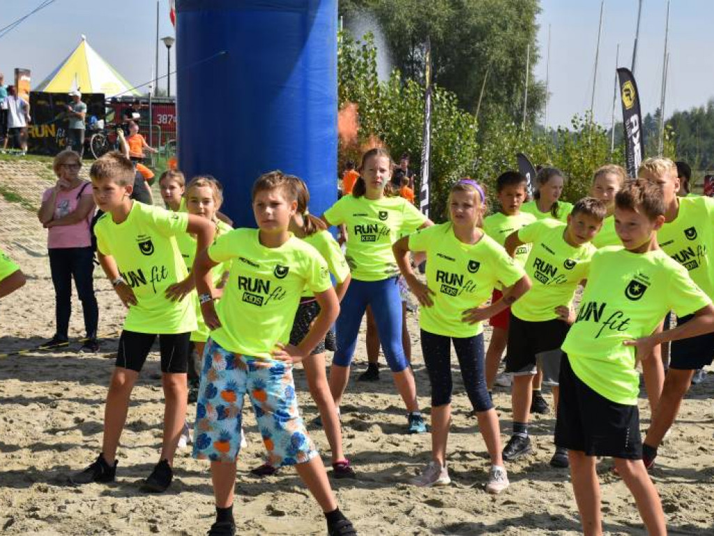 Run fit Kids w Tarnobrzegu. Mali zawodnicy w szaleńczym biegu z przeszkodami [zdjęcia]