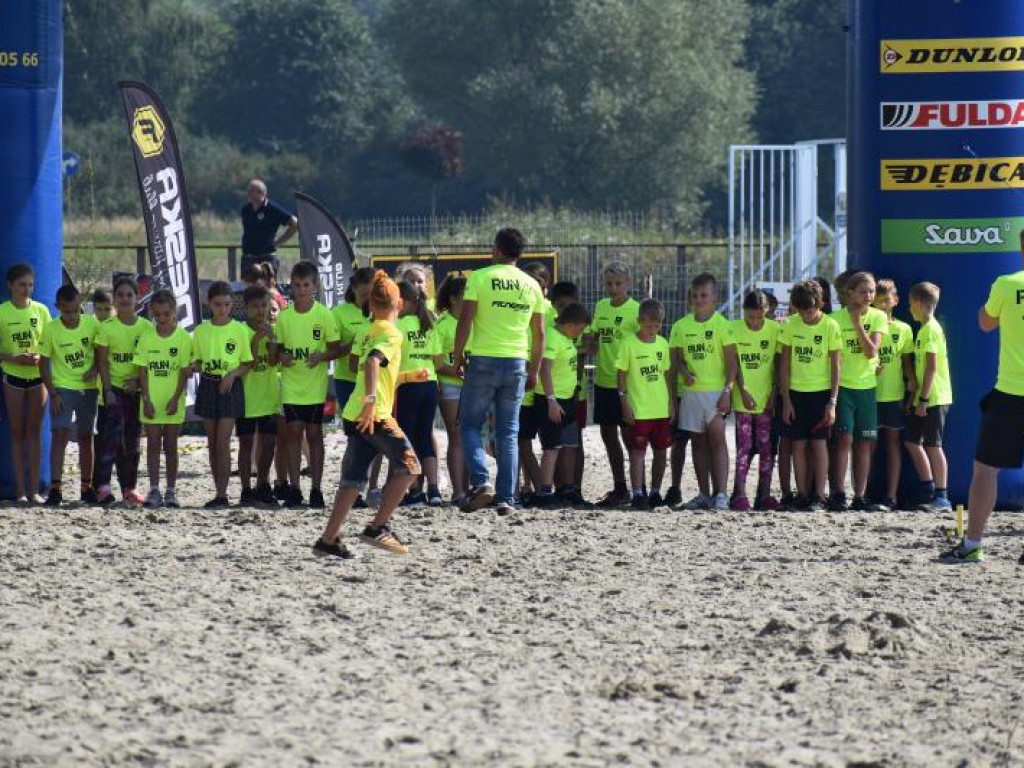 Run fit Kids w Tarnobrzegu. Mali zawodnicy w szaleńczym biegu z przeszkodami [zdjęcia]