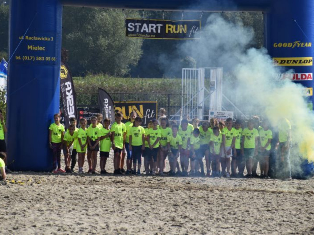 Run fit Kids w Tarnobrzegu. Mali zawodnicy w szaleńczym biegu z przeszkodami [zdjęcia]