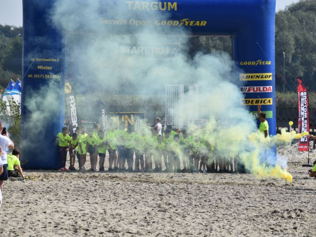 Run fit Kids w Tarnobrzegu. Mali zawodnicy w szaleńczym biegu z przeszkodami [zdjęcia]