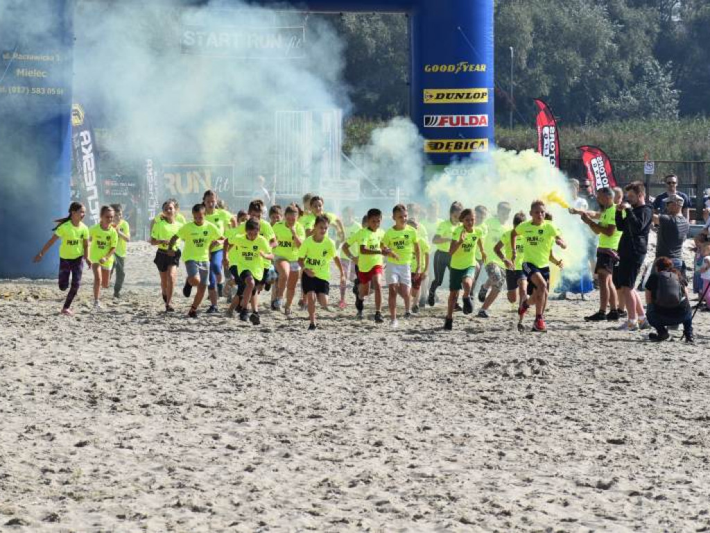 Run fit Kids w Tarnobrzegu. Mali zawodnicy w szaleńczym biegu z przeszkodami [zdjęcia]