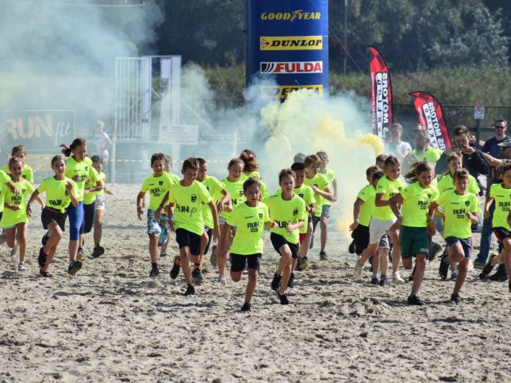 Run fit Kids w Tarnobrzegu. Mali zawodnicy w szaleńczym biegu z przeszkodami [zdjęcia]