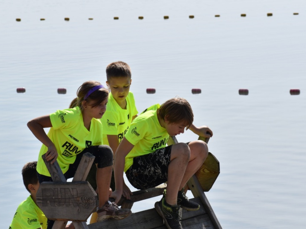 Run fit Kids w Tarnobrzegu. Mali zawodnicy w szaleńczym biegu z przeszkodami [zdjęcia]