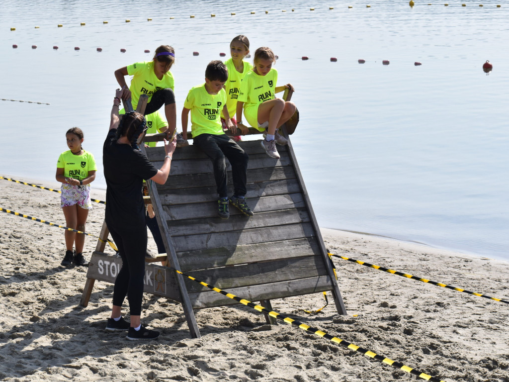 Run fit Kids w Tarnobrzegu. Mali zawodnicy w szaleńczym biegu z przeszkodami [zdjęcia]