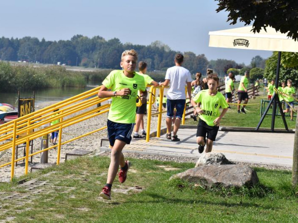 Run fit Kids w Tarnobrzegu. Mali zawodnicy w szaleńczym biegu z przeszkodami [zdjęcia]