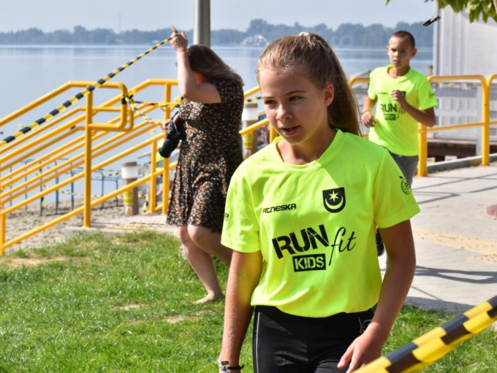 Run fit Kids w Tarnobrzegu. Mali zawodnicy w szaleńczym biegu z przeszkodami [zdjęcia]